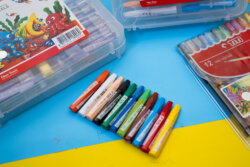 Perbedaan Mewarnai Menggunakan Crayon Pensil Warna dan Spidol - BPS